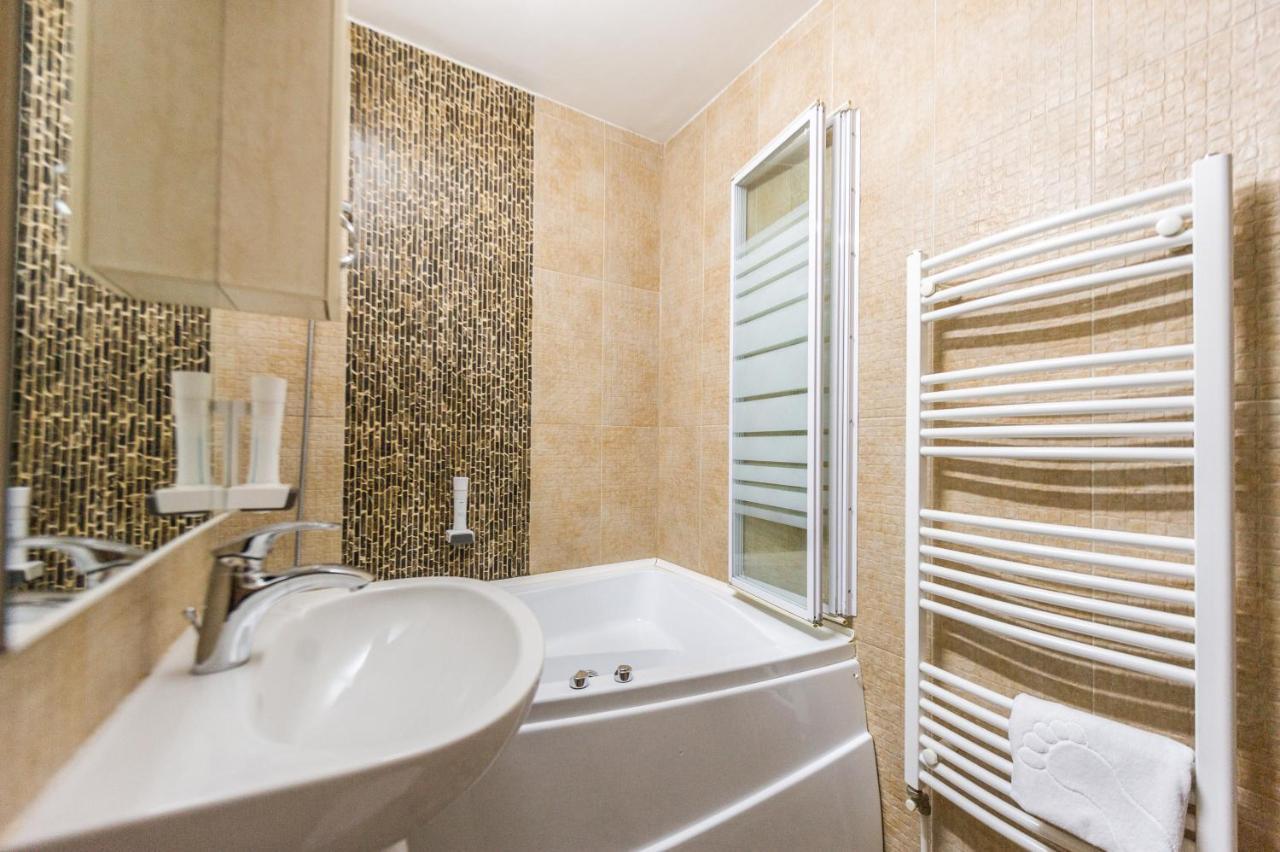 Apartament Carol Davila Piteşti Exteriör bild